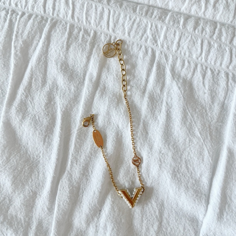LOUIS VUITTON Essential V Pearl Bracelet - Picture 3 of 5